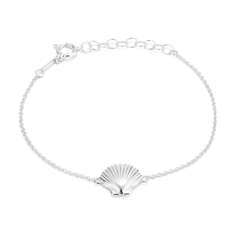 Colección Shell- Pulsera Silver, de Plata bañado en Oro de 24 quilates. Con motivo de Conchas. Diseño elegante y sofisticado