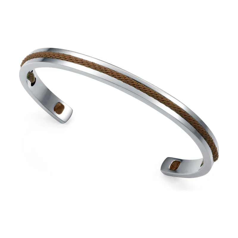 Pulsera de acero rígida abierta con cordón marrón. Un diseño actual, versátil y con personalidad 14389P01011
