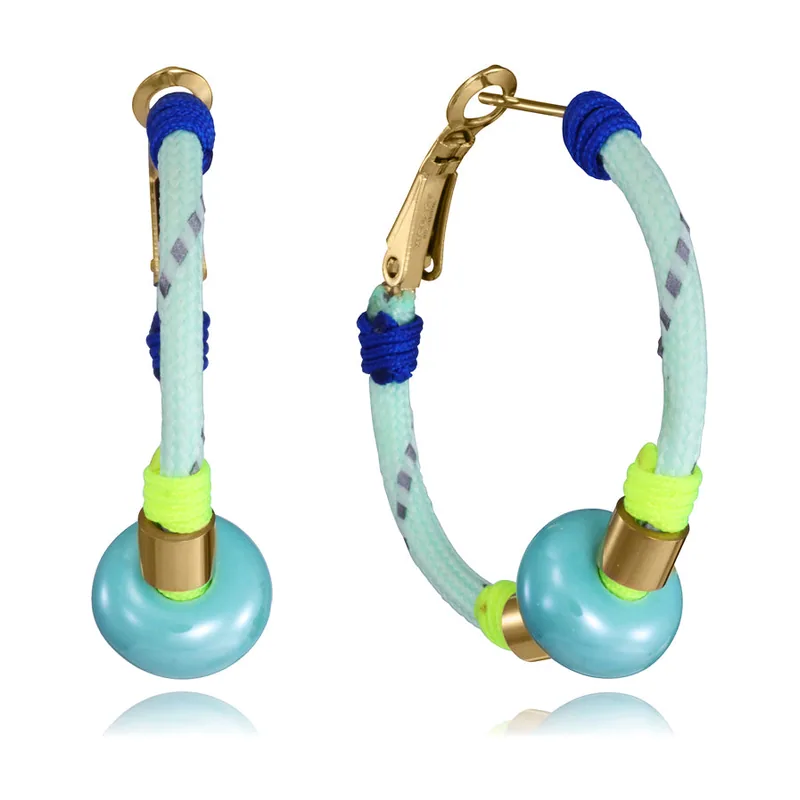 Pendientes de acero Ip dorado con cordón y piedra. Un diseño elegante de 3,5 cm de diámetro 14364E01016