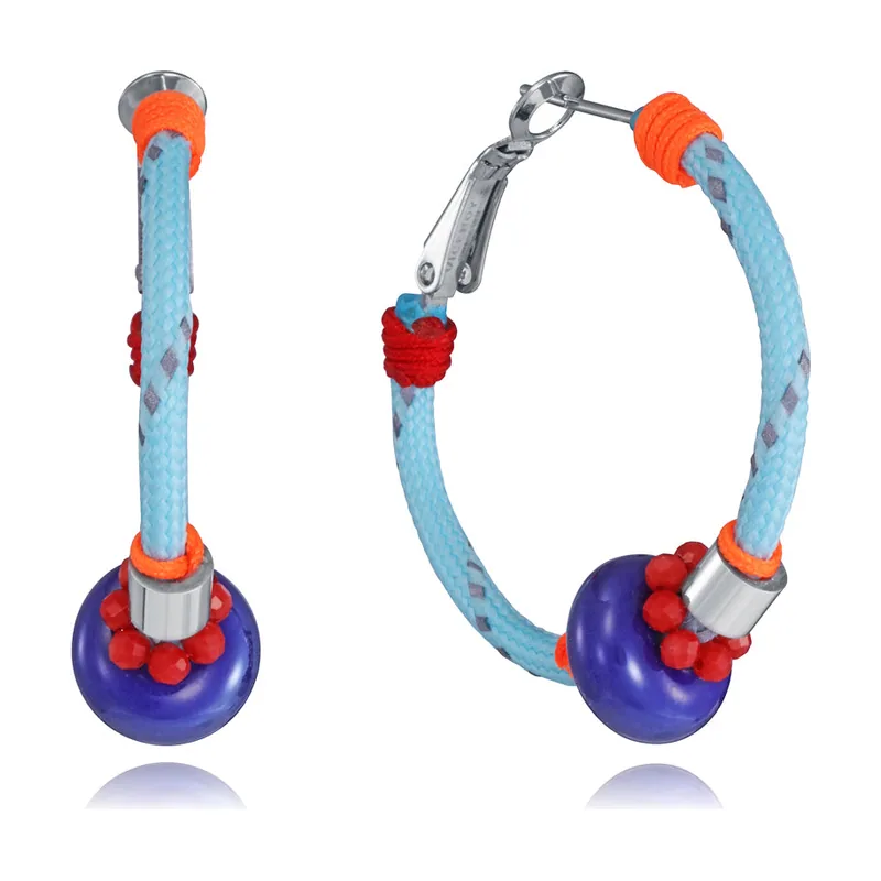 Pendientes en acero y cordón con piedra, de 3,5 cm de diámetro. Un diseño elegante y actual con presencia sutil 14364E01013