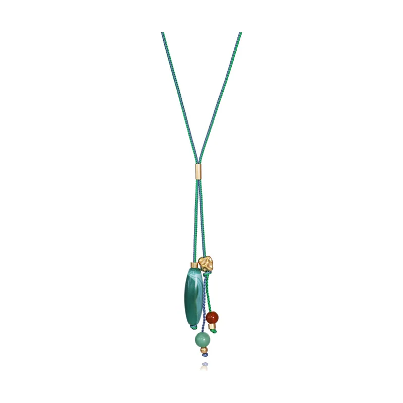 Collar en acero IP dorado con cordón verde y gris y piedras en rojo y verde. Elegante y fácil de combinar 14358C01016
