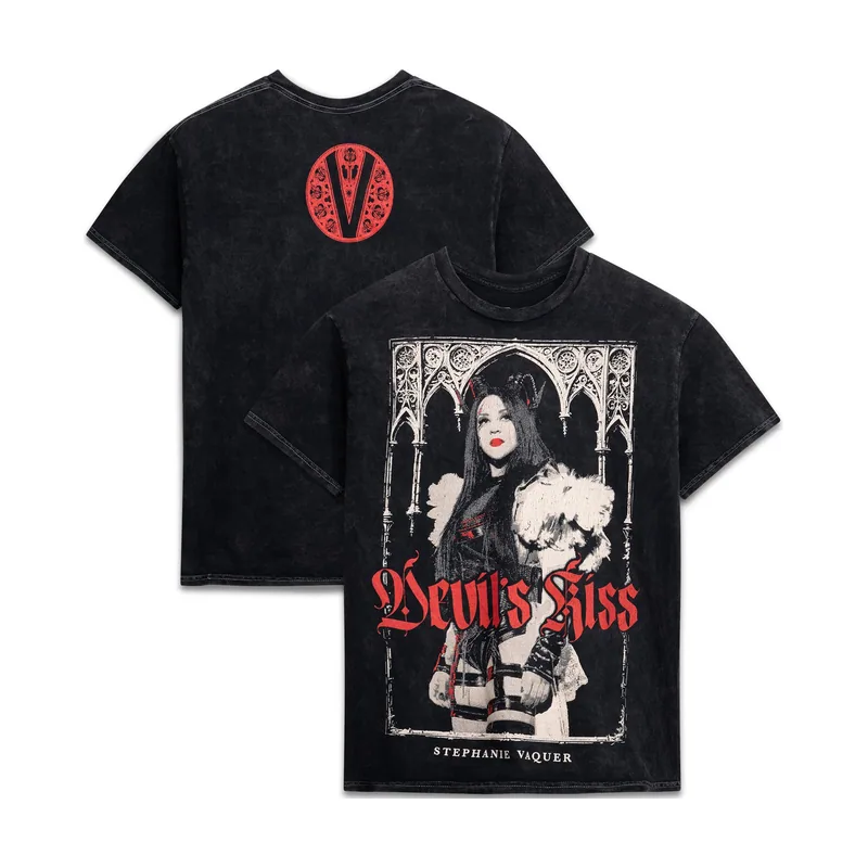 Camiseta gráfica negra con arco gótico medieval "Beso del Diablo" de Stephanie Vaquer de Ripple Junction para hombre