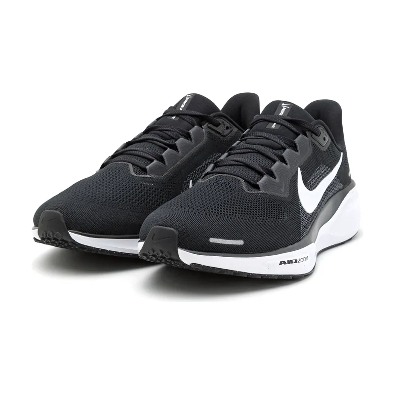 Par de zapatillas de running Nike Pegasus 41 en negro y blanco, vista en tres cuartos