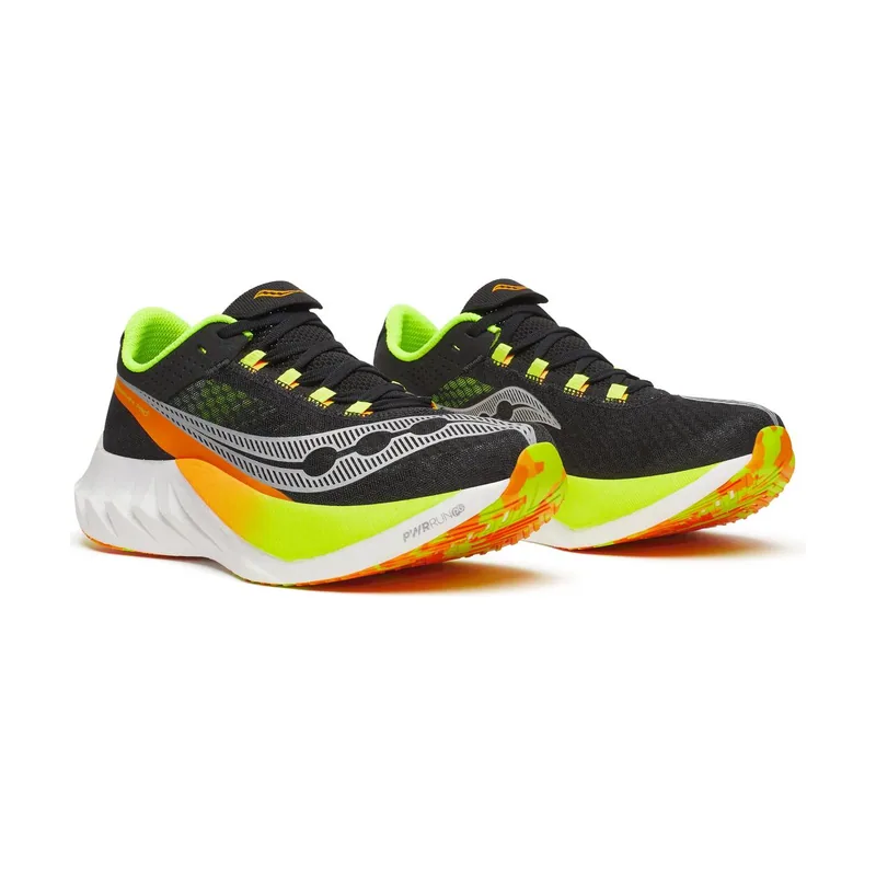 Par de zapatillas de running Saucony Endorphin Pro 4 en negro y amarillo flúor